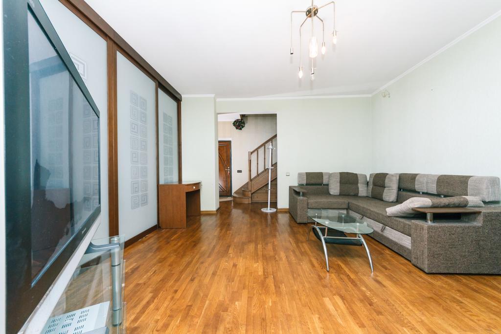 Two-Storey Apartment Near Iec كييف المظهر الخارجي الصورة